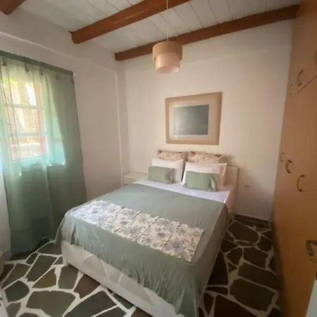Red2 Guest House Flampouria Exterior photo